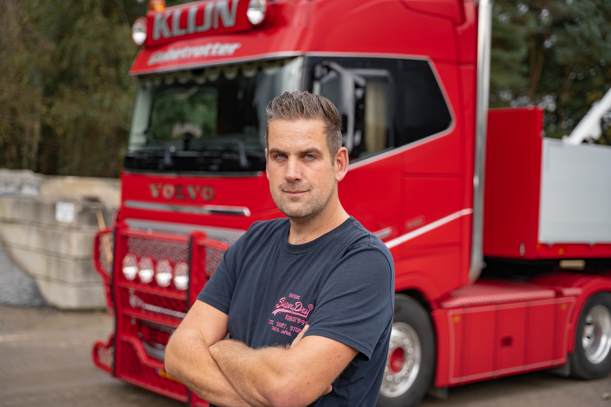 Coen van Diemen voor zijn Volvo truck van Klijn natuursteen
