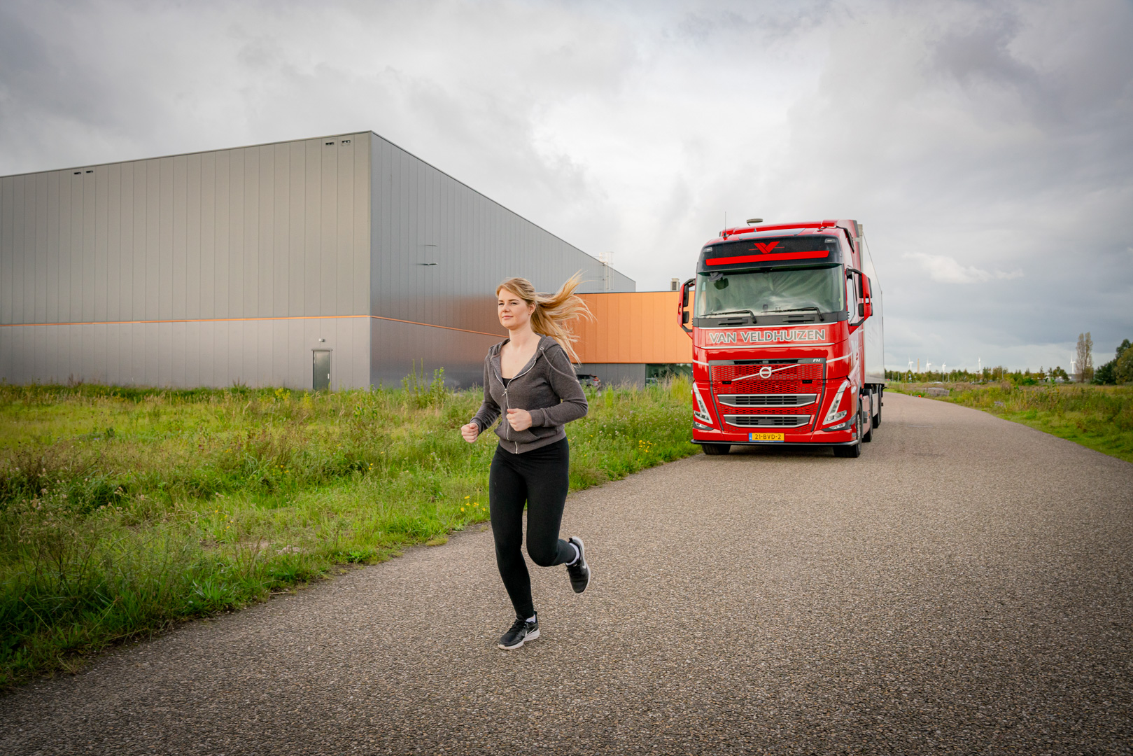 Sanne Ansmink loopt hard tijdens haar pauze als vrachtwagenchauffeur